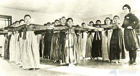 이화학당 체육시간(1911년) 썸네일